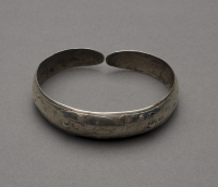 Dan%20Katzeek%2C%20%3Cb%3E%3Ci%3E%20Bracelet%3C%2Fi%3E%3C%2Fb%3E%2C%201930%2F1950%2C%20sheet%20silver%2C%20Museum%20Purchase%3A%20Indian%20Collection%20Subscription%20Fund%2C%20Rasmussen%20Collection%20of%20Northwest%20Coast%20Indian%20Art%2C%20no%20known%20copyright%20restrictions%2C%2048.3.821
